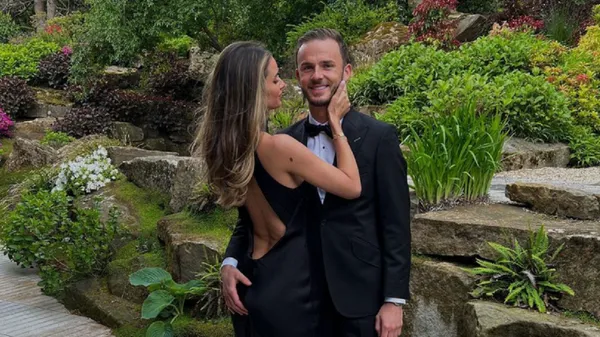 "Божевільна": кохана зірки Тоттенхема вразила сукнею з відкритою спиною