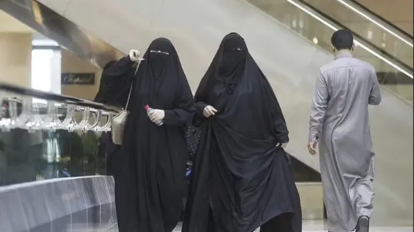 Виганяють та дивляться з ненавистю: вся правда про життя дружин суперзірок футболу в Саудівській Аравії