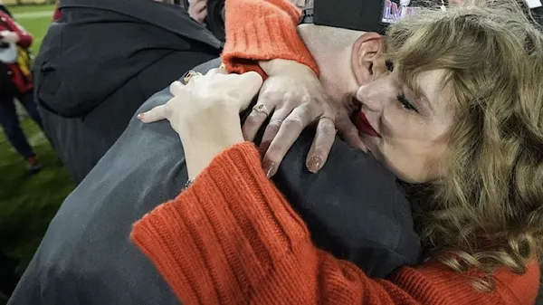 Поцеловались на глазах у всех: Тейлор Свифт поздравила своего бойфренда с выходом в Супербол-2024