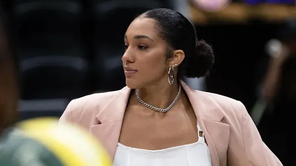 Тренер суперника домагався баскетболістку під час матчу – суддя шокував реакцією