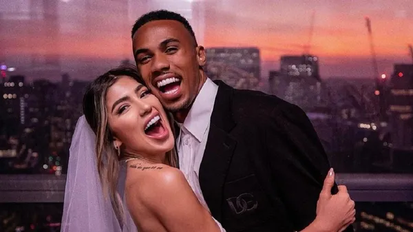 Партнер Зінченка показав на публіку пристрасний поцілунок – гаряче фото