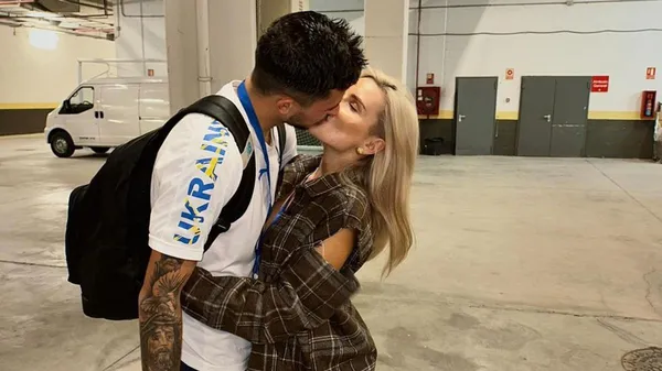 В стильной кофте и джинсовых шортах: девушка Волошина дарит поклонникам солнечное настроение