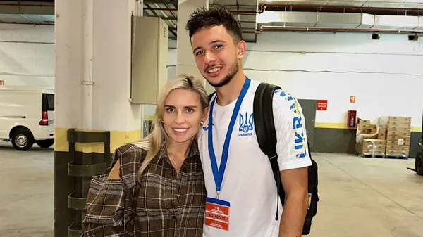 Спекотна футболістка: кохана динамівця Волошина позує на полі в бікіні