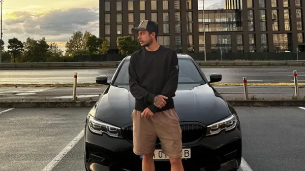 Гравець Динамо застряг в ліфті з дівчиною, яка старша за нього на 6 років – шок-контент