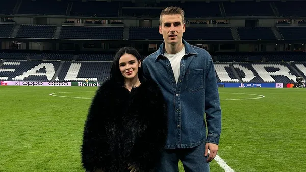 "Час для двох": тепле та сонячне селфі Луніна з коханою на правах реклами