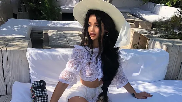 Яскравий квітчастий принт на колишній дівчині Вербіча – фото