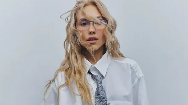 Без спідньої білизни заманює Мудрика: блогерка-мільйонниця знову провокує