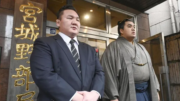 Бил по яичкам, воровал деньги и стрелял из огнемета: ведущий борец сумо жестоко издевался над учениками