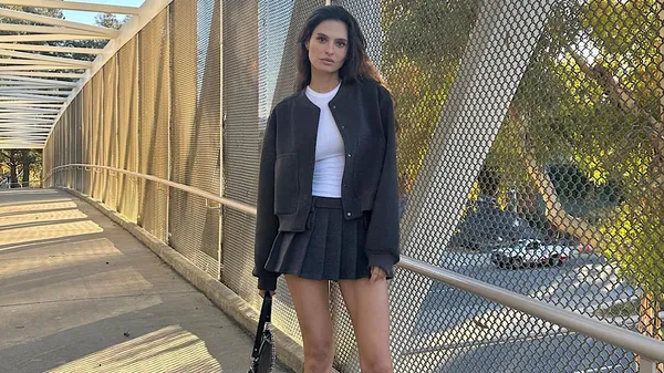 Фітнес-зірка прогулялася Лос-Анджелесом в облягаючому костюмі без бюстгальтера – фото