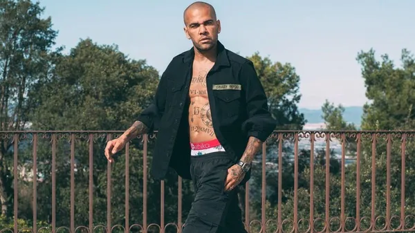 Статую легенди Барселони облили фарбою – його засудили за зґвалтування