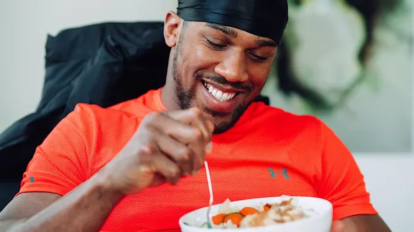 Курячі крильця та шоколадний брауні: дієтолог Ентоні Джошуа розкрив улюблену їжу футболістів Прем'єр-ліги