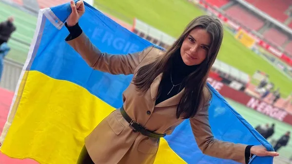 Відома телеведуча повернулася в Україну і засвітилася на матчі Динамо