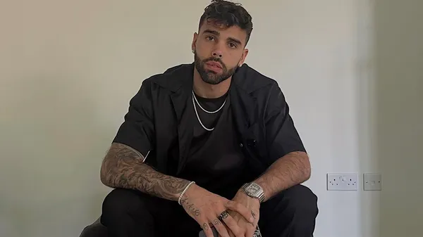 Голкіпер Арсенала тренує небезпечного пса, щоб той охороняв розкішний будинок