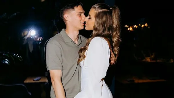 Судаков вибирав букет під колір очей коханої – вона не могла стримати емоцій