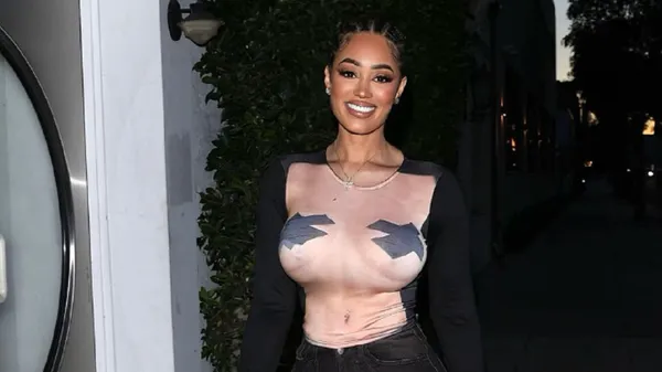 Напівоголена кохана Вайлдера хизується вигинами в приголомшливому бюсті