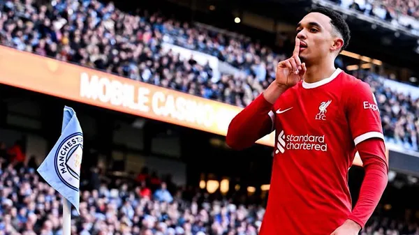 Забавный эпизод с защитником Ливерпуля: вице-капитан команды постеснялся спеть песню Тейлор Свифт – видео