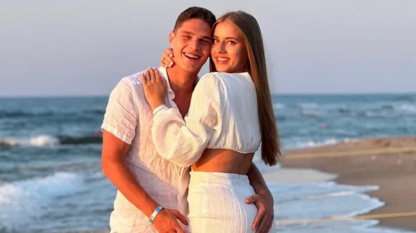 Обраниця Судакова в обіймах двох інших чоловіків – і все це під час матчу УПЛ