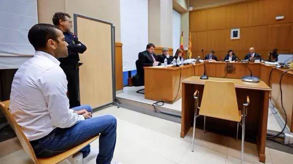 Згвалтування у нічному клубі – екс-зірка Барселони прибув до суду