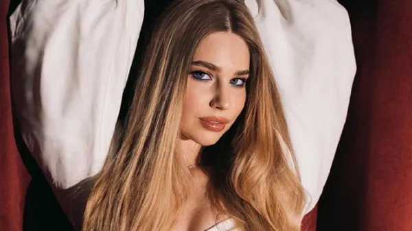 Чарівна дружина Забарного дурманить соцмережі: вона виглядає дорого-багато