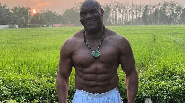 Легендарный боец ММА находится в лучшей форме в 50: имеет 2 жены и тренируется, как сумасшедший