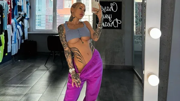 Груди та сідниці ледь прикриті: Морозюк показала сексапільний домашній одяг і зізналась в одержимості