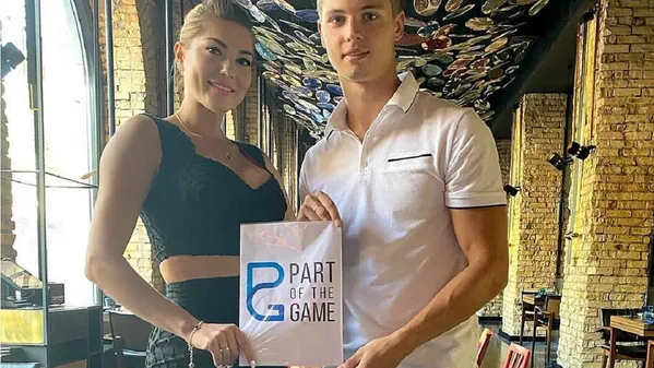 Женственная украинская агент продает очередного нашего футболиста в АПЛ – редкое явление