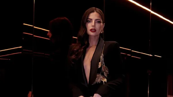 Розкішна пасія Ферстаппена порівняла його з батьком – неймовірно стильно позує на мості