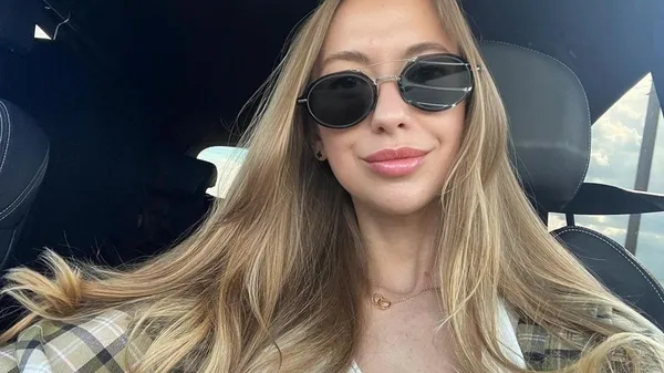 У короткому платті кохана Караваєва чудово повеселилась – вона заворожує своїми очима