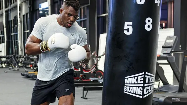 "Несамовитий чемпіон": Нганну ніжиться на сонечку перед боєм з Джошуа