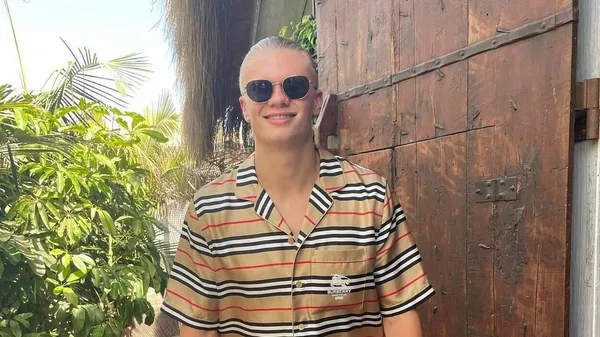 Дівчину та Rolls Royce Холанда за 300 тисяч фунтів помітили на заправці: зірка Ман Сіті стояв поруч