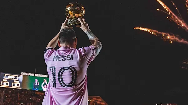 Дивне рішення: Мессі віддав Барселоні Золотий м’яч, який отримав за гру в іншому клубі