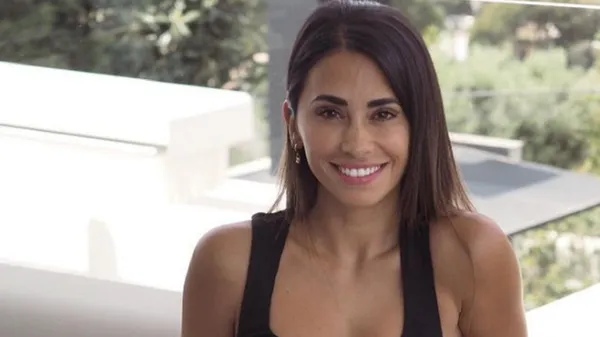 Примостила апетитні сідниці і ловить засмагу – дружина Мессі зваблює соцмережі