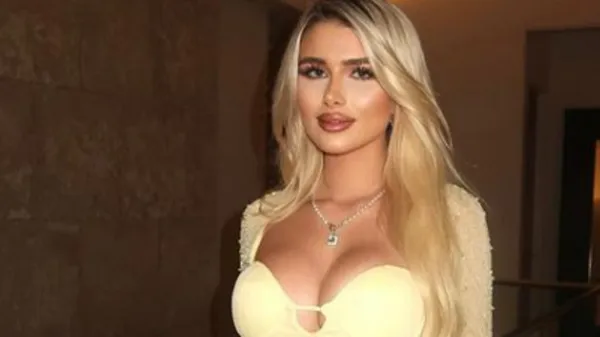 Приголомшлива ring-girl і модель OnlyFans демонструє вигини в купальнику