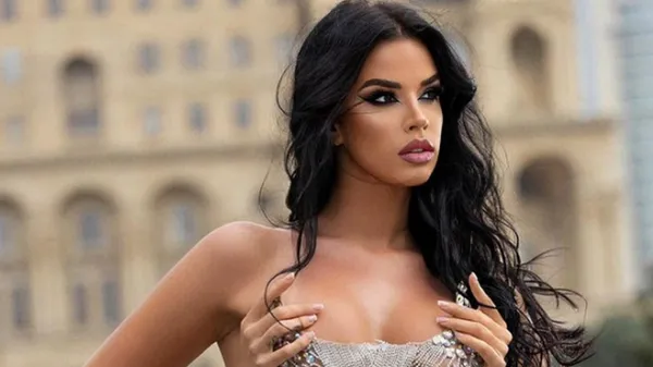 Пишногруда вболівальниця з футболу демонструє пишні перса, які ледь не вилетіли