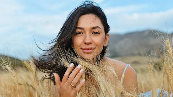 Спекотна дружина Степаненка передає палкий поцілунок на камеру – гарячі фото