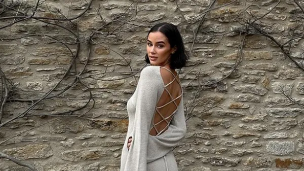 Чарівна кохана зірки Тоттенхема продемонструвала вигини напівоголена