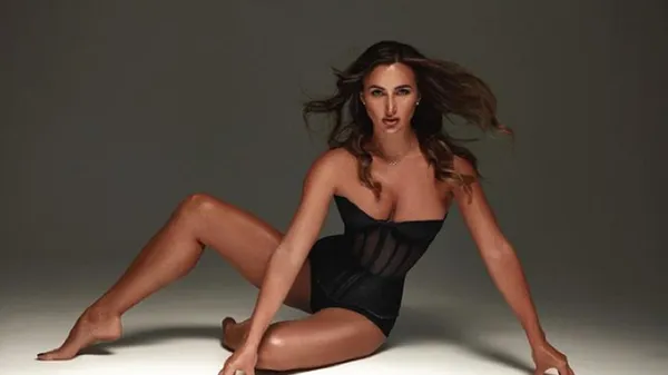 Від неї очей не відвести: Різатдінова із соковитим бюстом позує в елегантнім образі