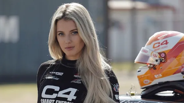 Любительница роскошных нарядов: самая сексуальная автогонщица засветила свой "персик"