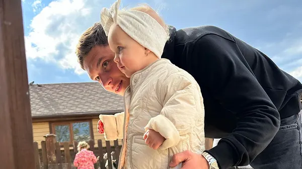 "Стюардеса Судакова Мілана" – маленька дочка хавбека Шахтаря в новому амплуа