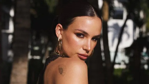 Оголена спина та запаморочливе декольте: донька легенди Челсі зустрічає весну