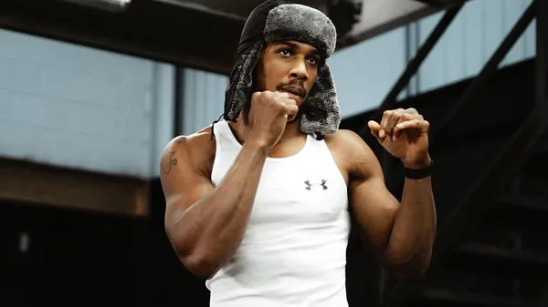 Гарячий Джошуа спокушає своїм мускулистим тілом – працьовитий спортсмен