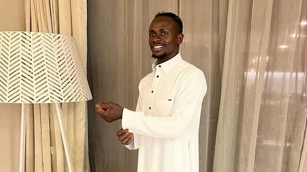 Садио Мане замиловал фанатов кадрами в объятиях своей 18-летней жены – видео