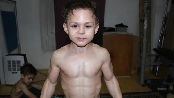 Маленький силач попал в Книгу рекордов Гиннесса: как выглядит сейчас самый сильный ребенок мира