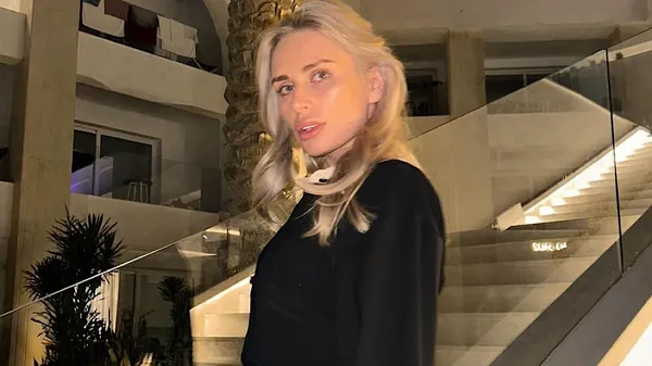 Кохана футболіста Динамо у яскравій сукні з відкритим декольте позує на фоні пальм – фото