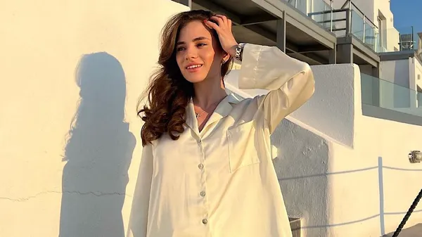 Фото в уборной также может быть эффектным: девушка хавбека Шахтера умело позирует в облегающем боди