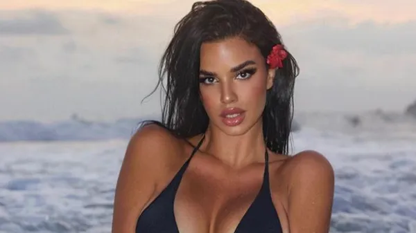 Секс-бомба футболу з неохопним бюстом тролить суперників