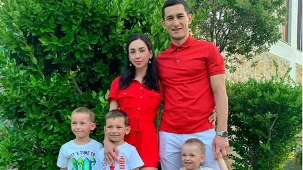 Дружина футболіста збірної України показала зворушливе фото чоловіка з сином