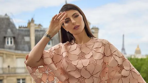 Приголомшлива любка автогонщика епатажно розгулює в стильному наряді