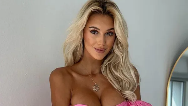 Найсексуальніша зірка OnlyFans та фанатка Тома Брейді показала, як знімає трусики на камеру