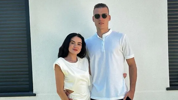 Лунін скупив в Іспанії всі квіти для дружини – вона в шоці